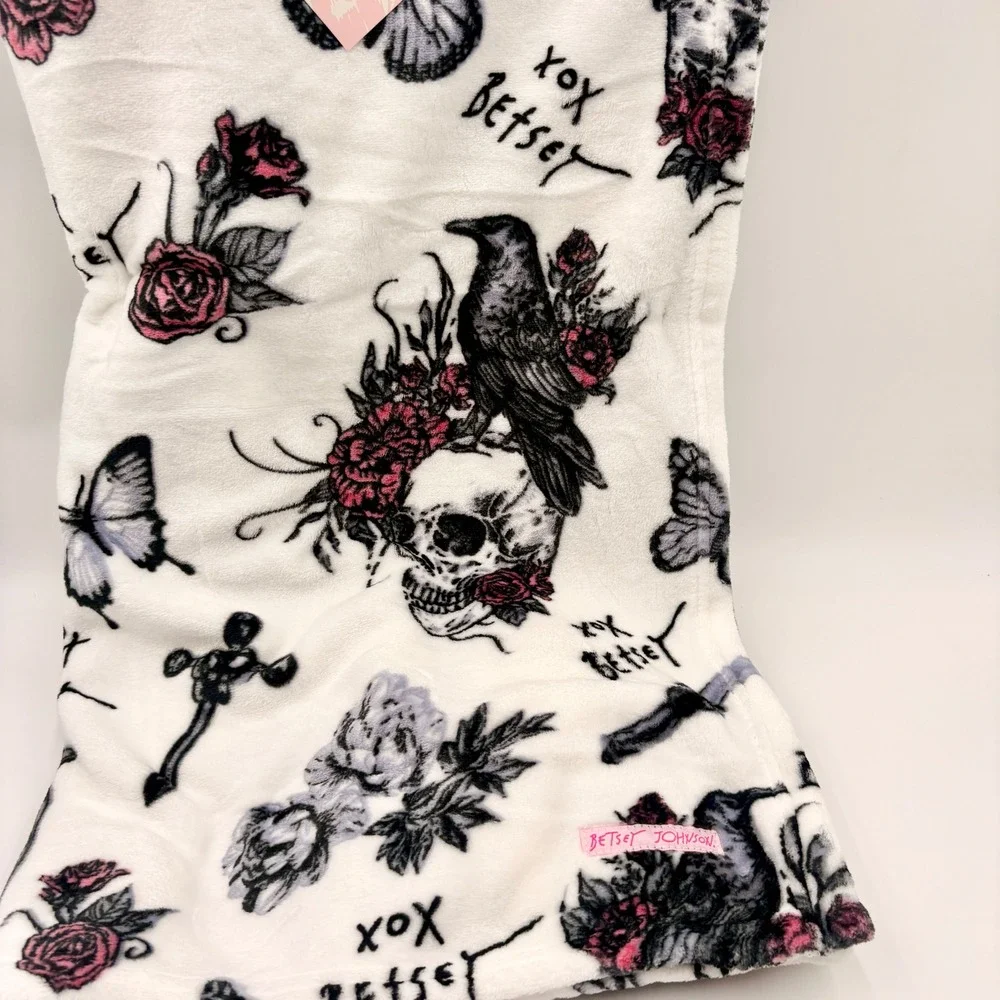 Betsey Johnson Halloween Ultra Plush Throw Blanket Gothic Skull Raven Pink Rose